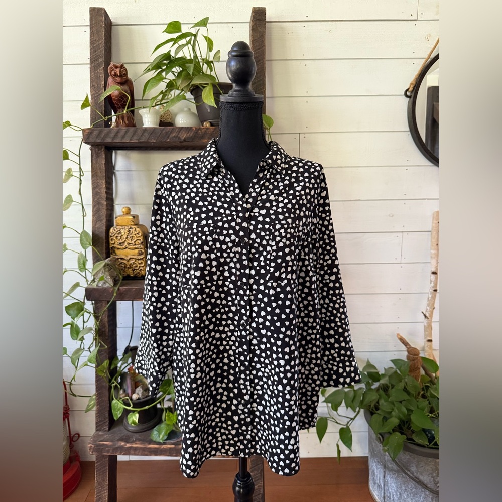 Dalia: Black and White Heart Pattern Button Up Blouse. - Picture 14 of 16